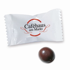Kávové zrnko v čokoládě v reklamním obalu